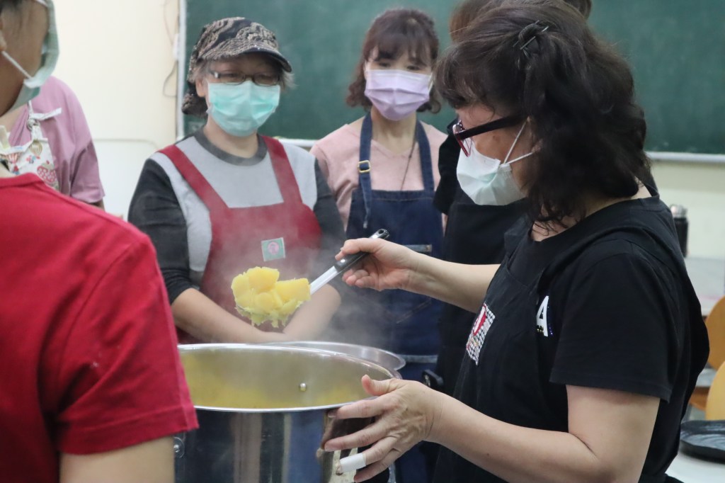 教育代替照護 樂齡中心烘焙課