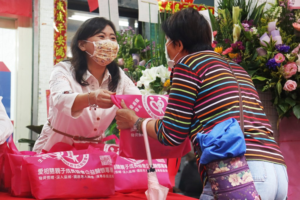 物資發放 有愛相隨