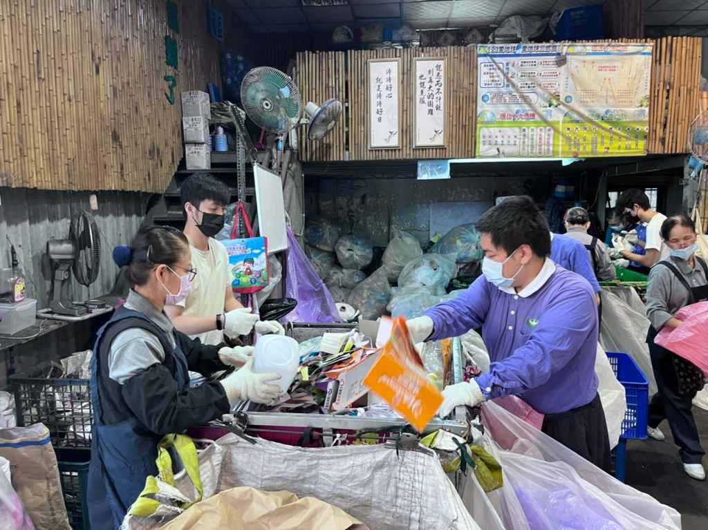 慈濟環保站守護環境回饋愛