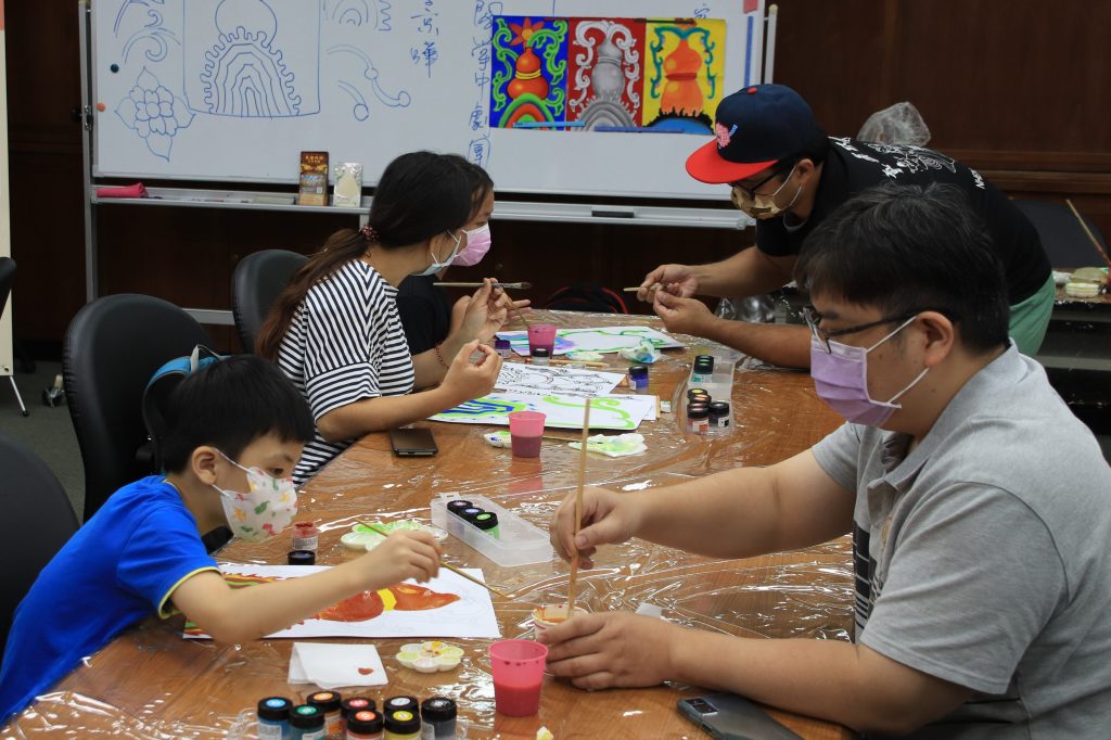 真雲林閣邀孩童彩繪布袋戲佈景