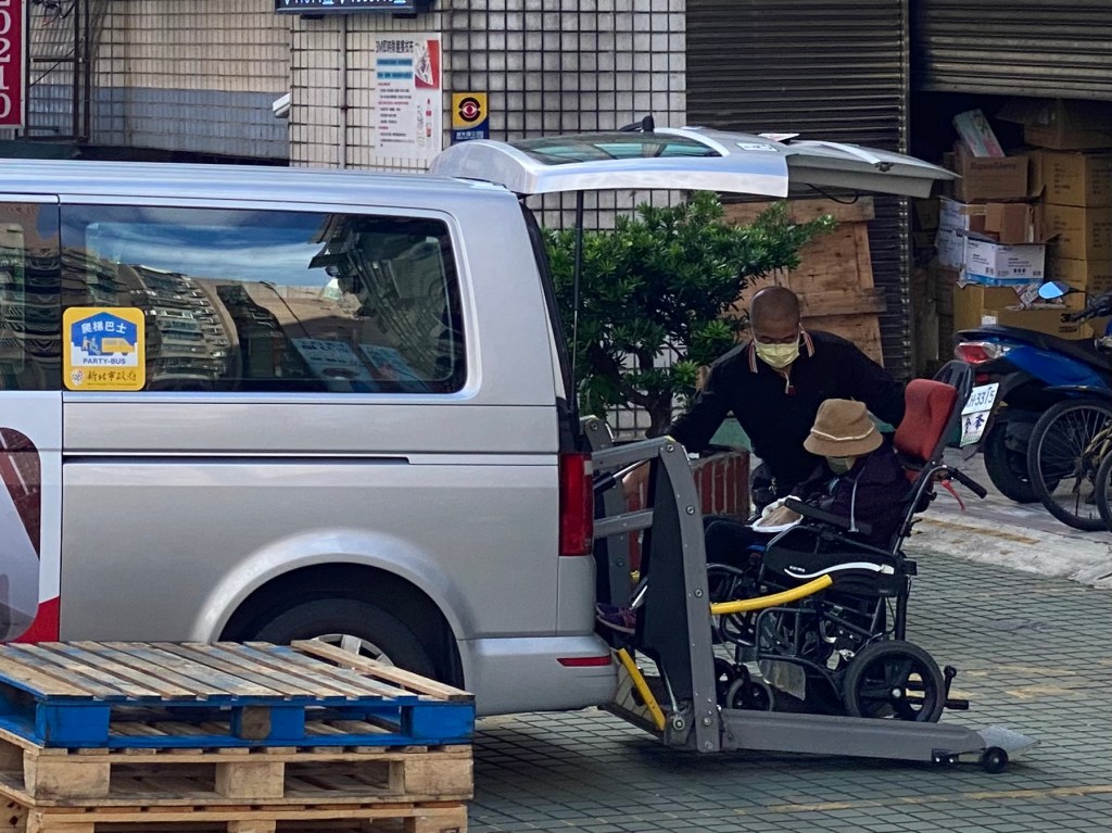 爬梯巴士 讓身障者與長輩更方便