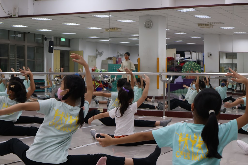 雨傘當降落傘 小小兵舞蹈特優