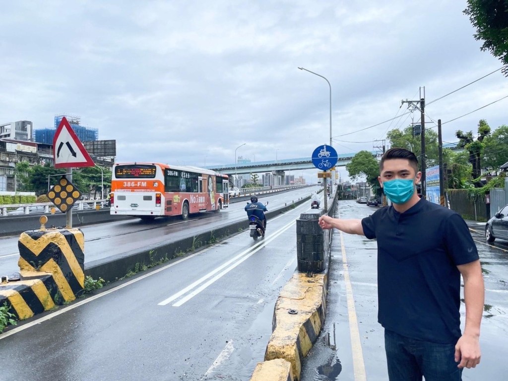 機車擠一團 分隔島恐釀禍