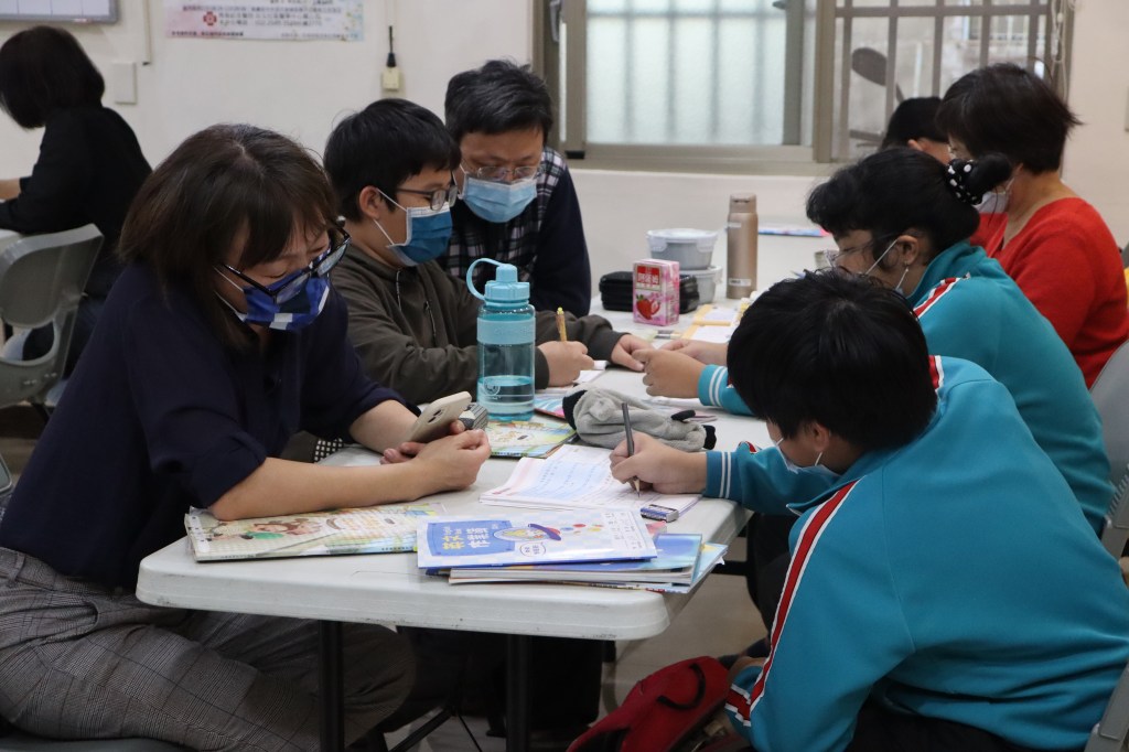 幸福教會 長輩與兒少的烏托邦