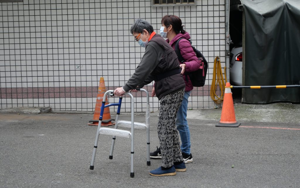 看護喘口氣 短期替代照顧服務上線