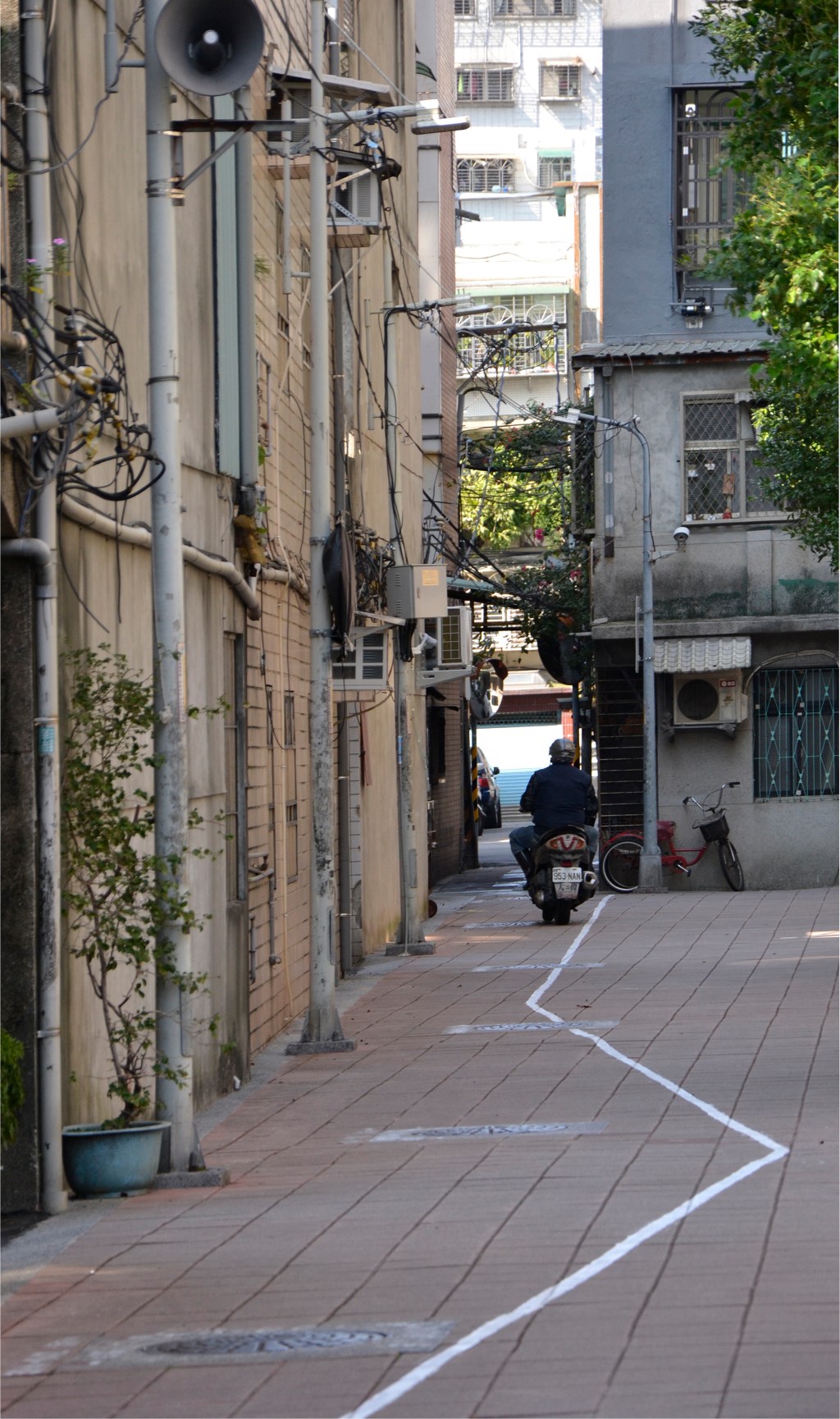 巷弄劃閃電白線 機車騎士難行