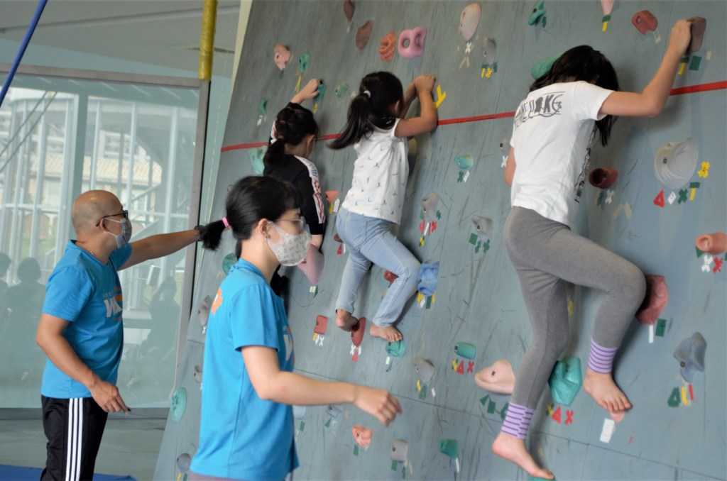 歡慶兒童節 孩童體驗抱石樂趣　