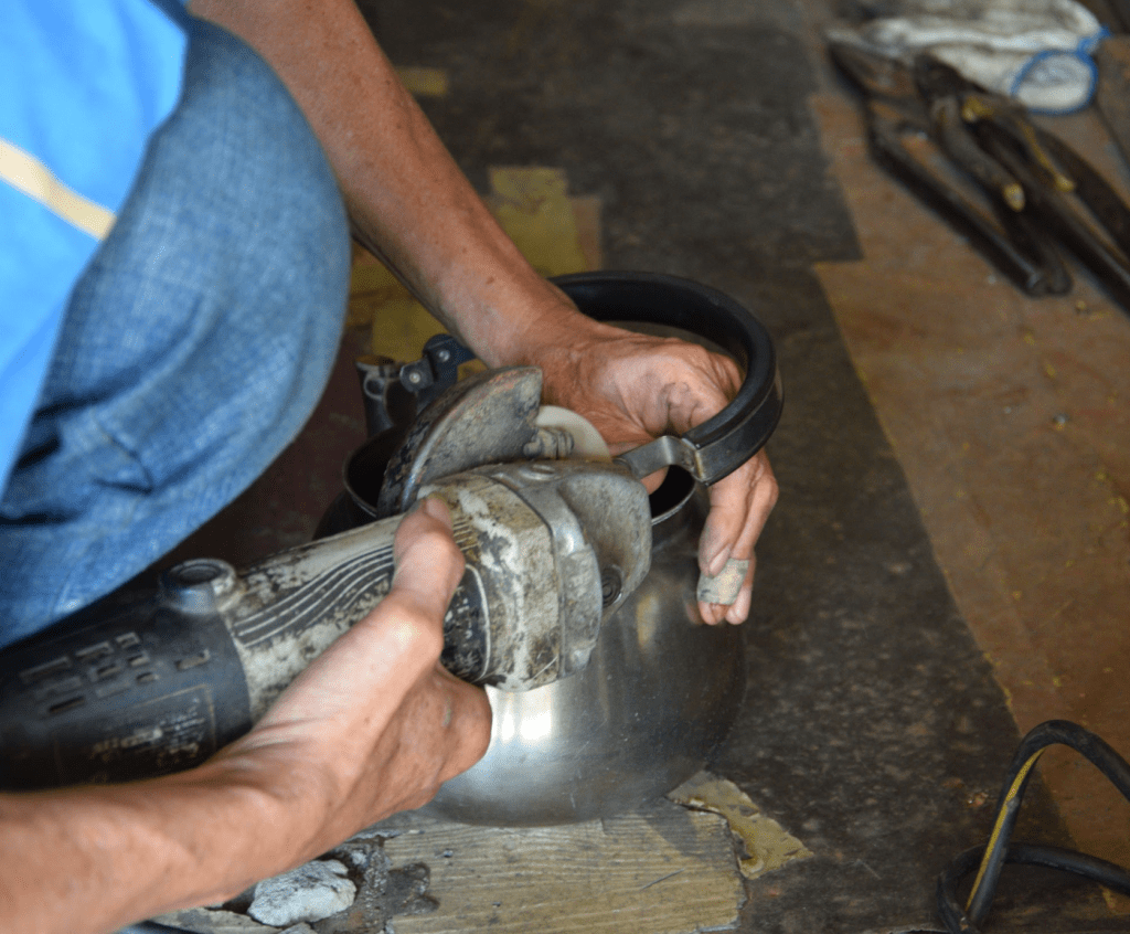 泓毅白鐵號 敲打半甲子的歲月