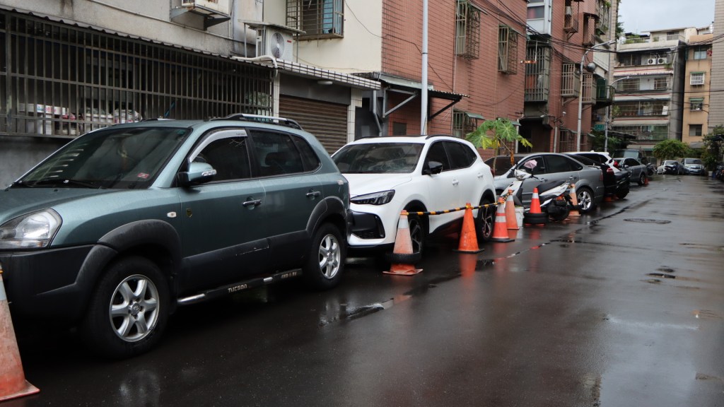 停車位不足 民眾冒險違停