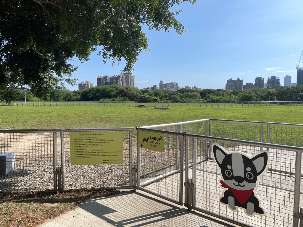 新莊寵物公園欠缺管理 坑洞雜草多