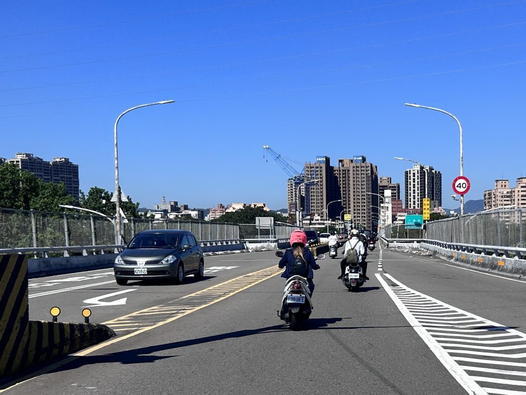 新海橋路面狹窄 拓寬難題待解