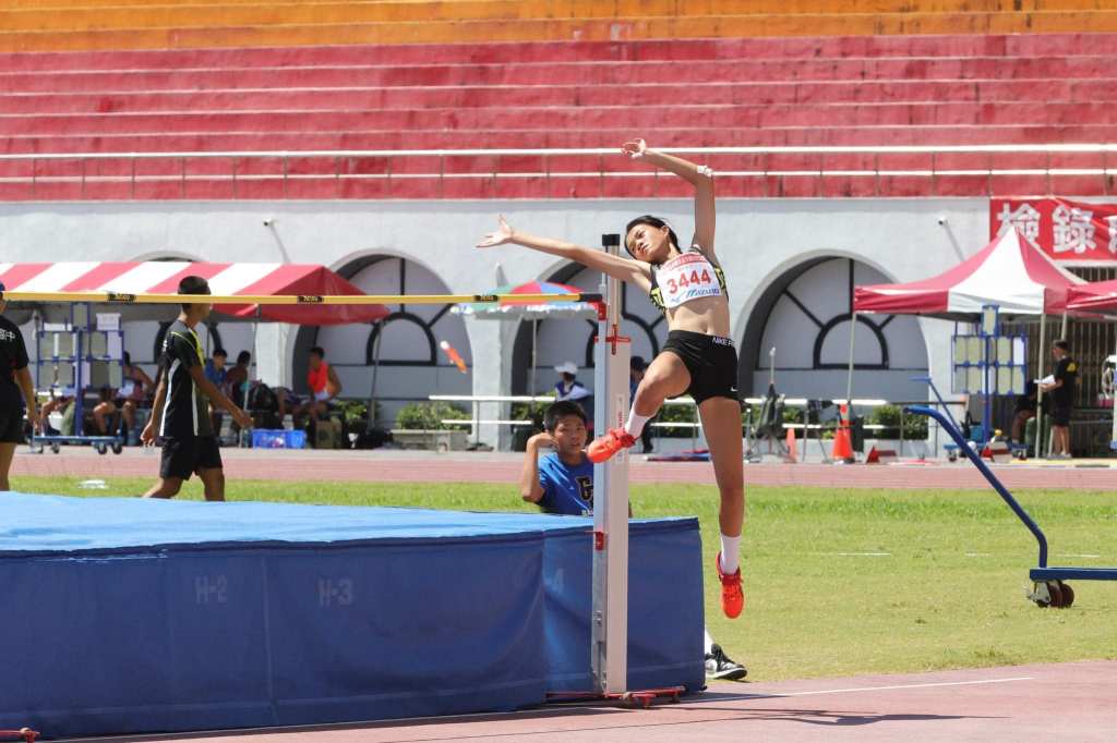 丹鳳國中曾子筠 青年盃跳高摘金