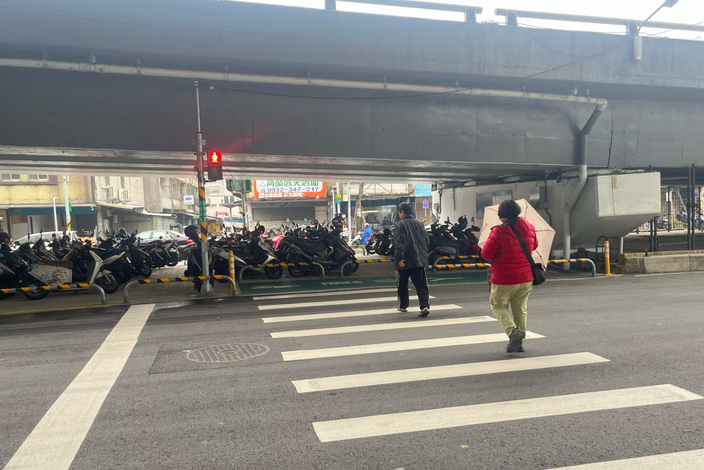 交通號誌對行人是阻力還是助力