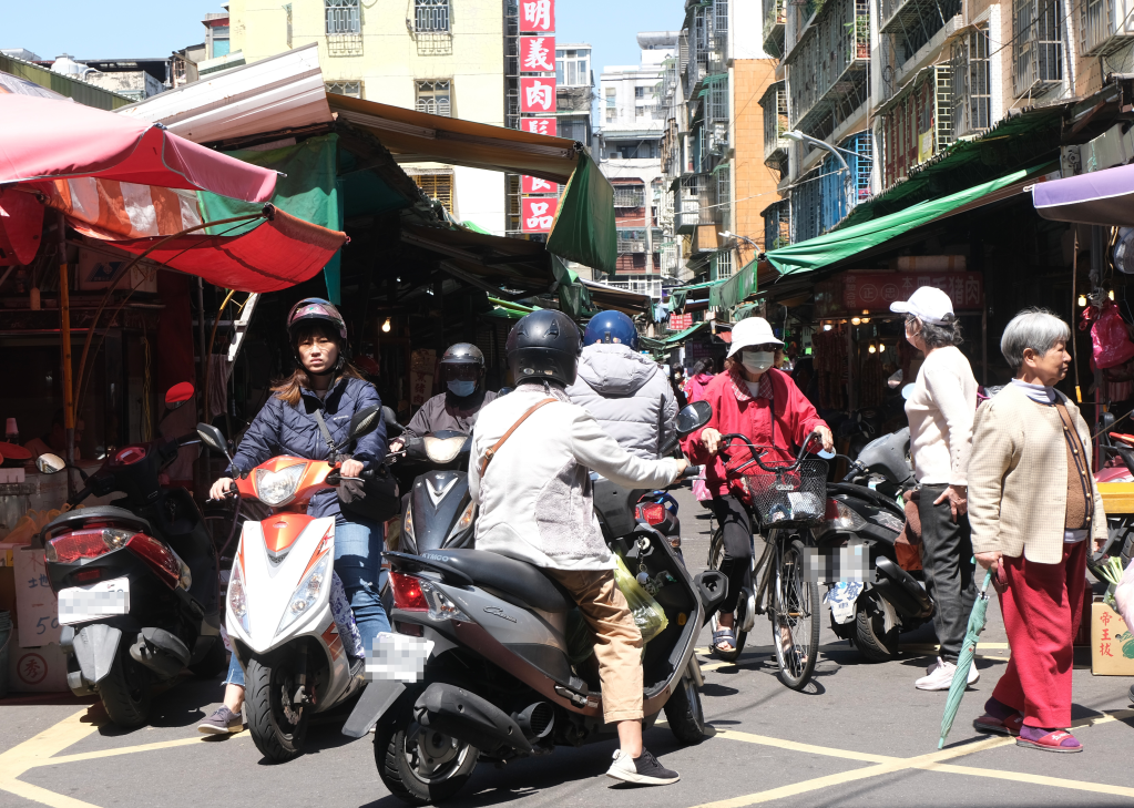 宏泰市場違規多 行人權益受限