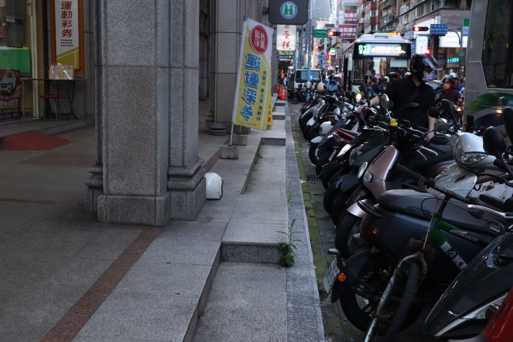 人行道高低差 盼增加斜坡道