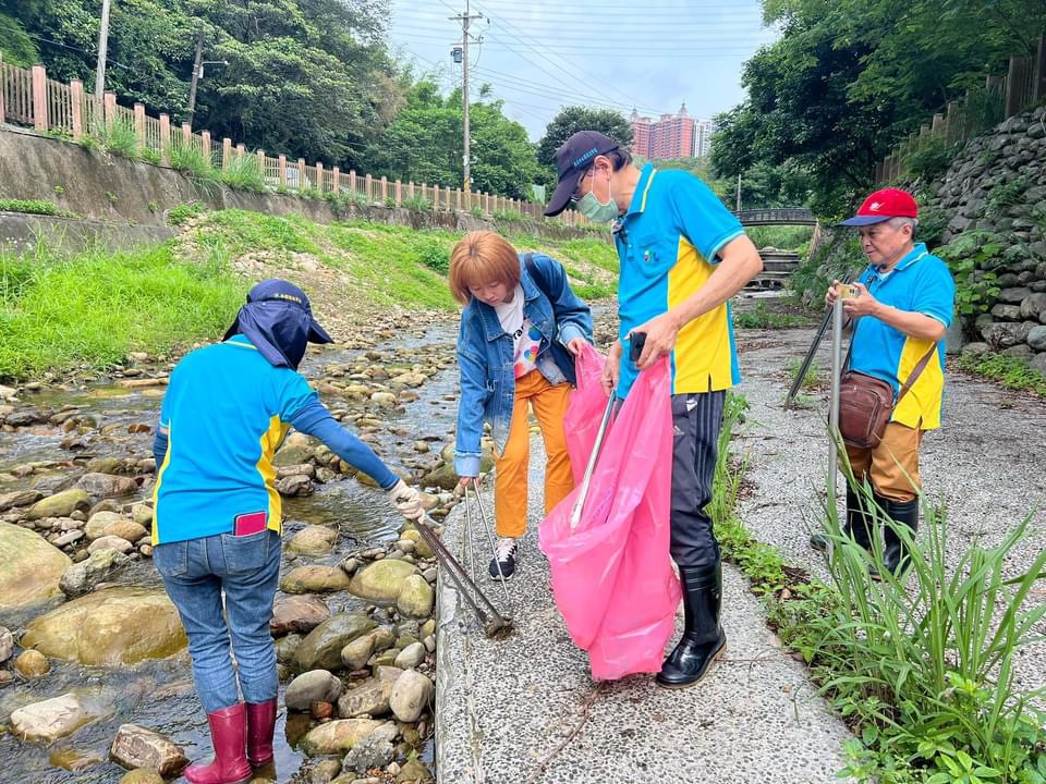 巡守隊淨溪 清出超過百公斤垃圾