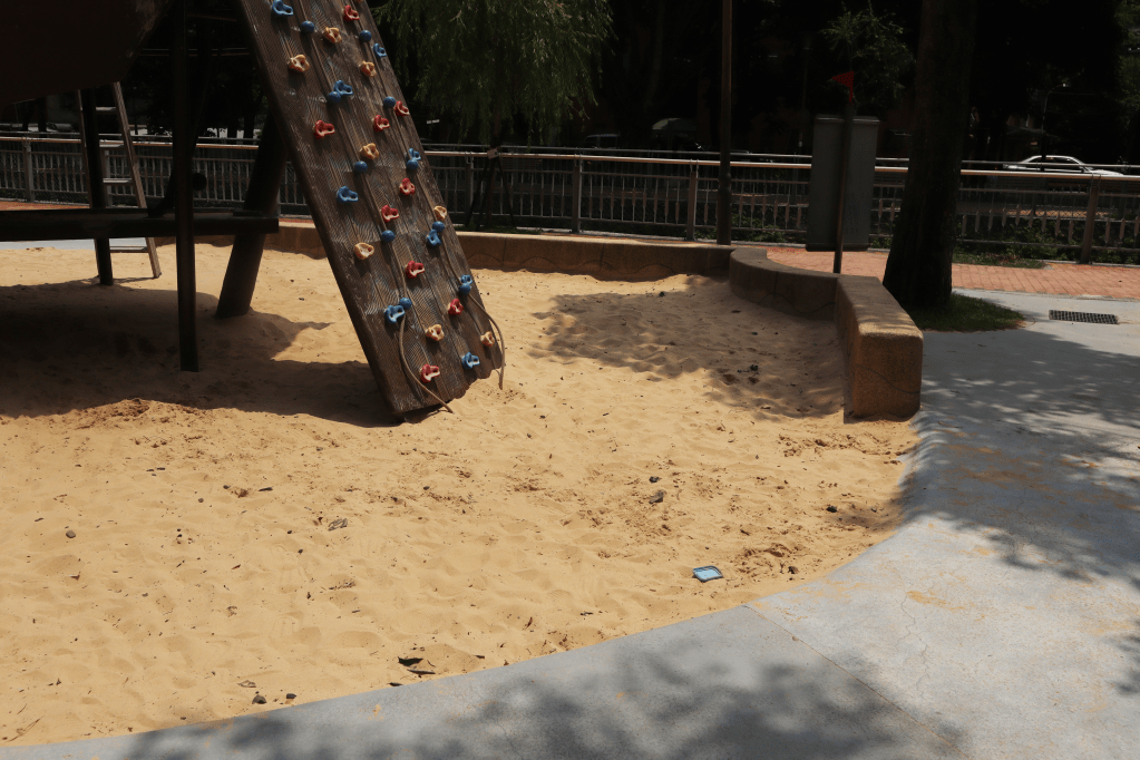 公園沙坑髒亂 強化清潔措施