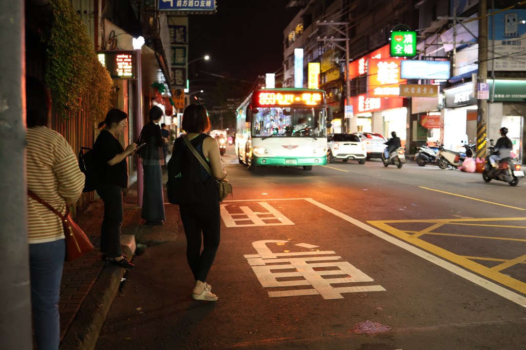 民安西路公車站 行人安全疑慮