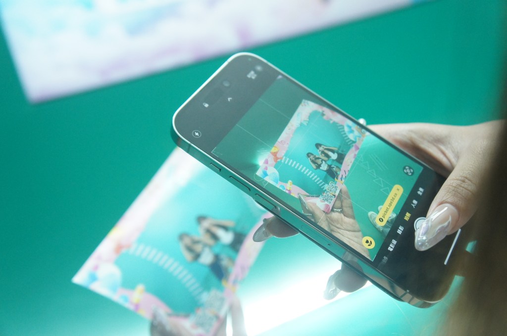 AI虛擬攝影棚 與啦啦隊互動合影