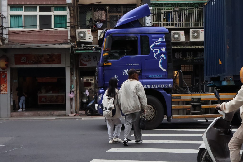 未設紅綠燈 行人穿越需當心