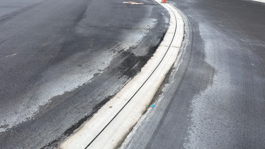 丹鳳高中跑道厚度不足