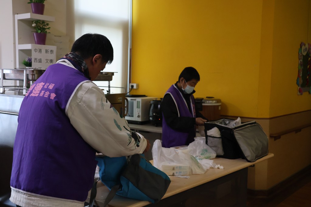 為弱勢長者送入關懷與餐食