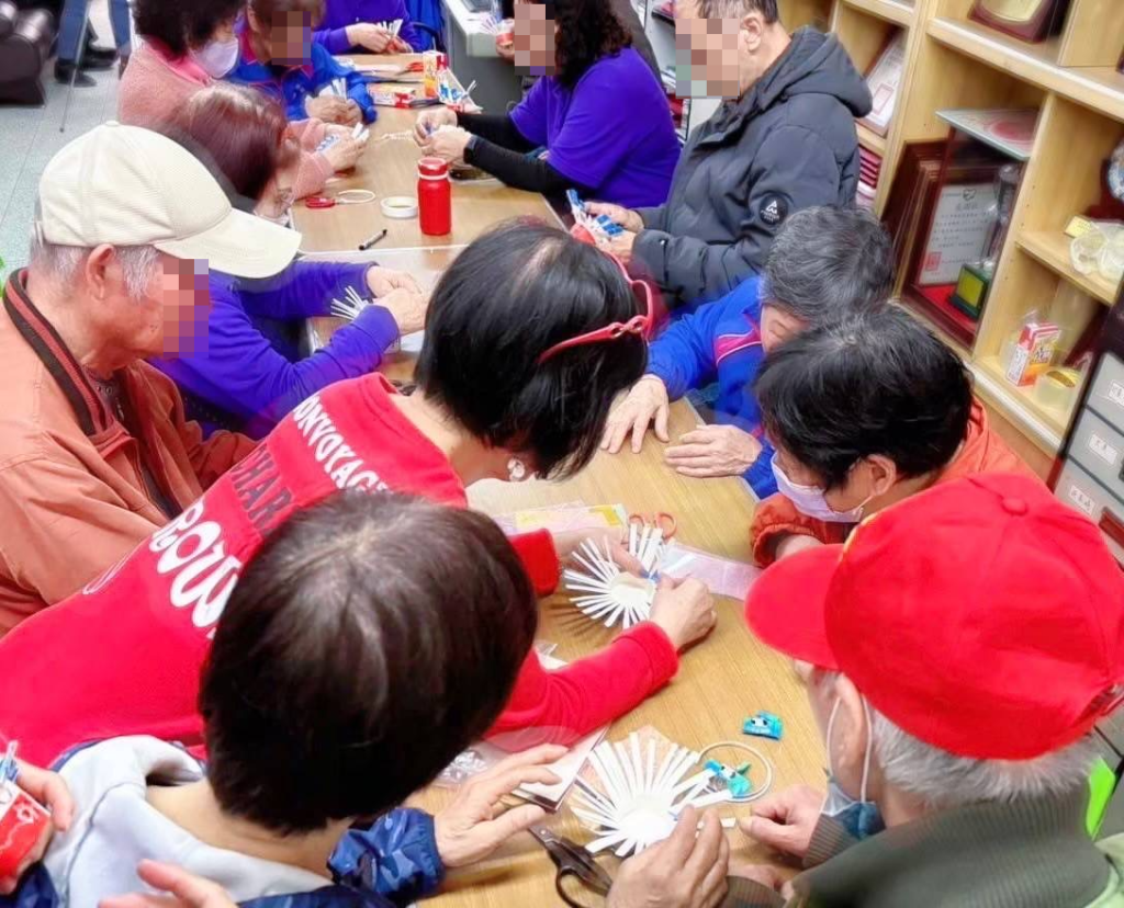 溫馨助人 獨居長者共慶生