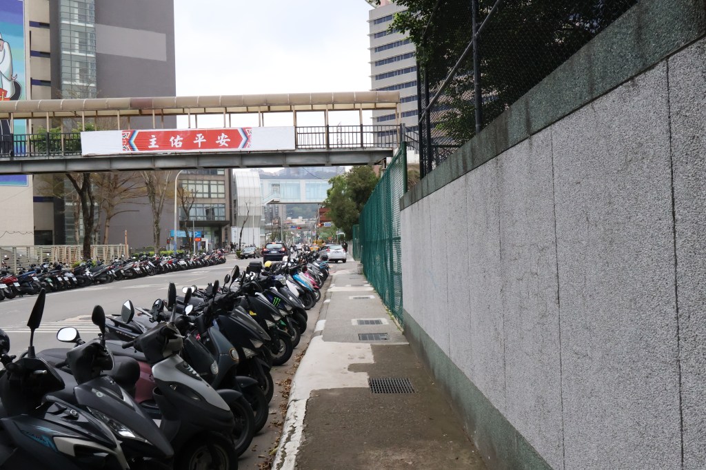 人行道拓寬 打造友善街道