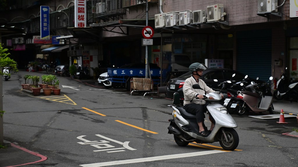 中正路交通改善 雙黃線護安全