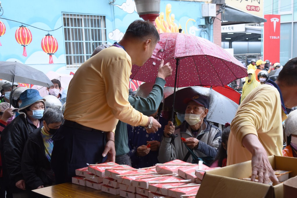 鳳山宮愛心便當 捐物傳溫情