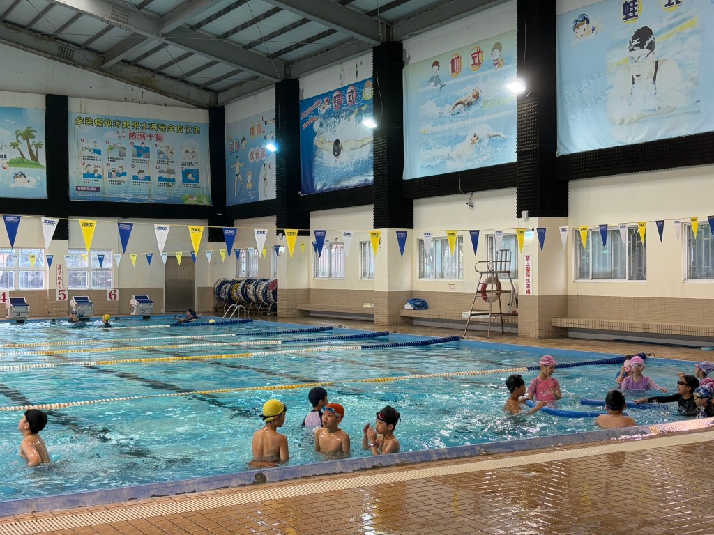 榮富游泳課 培養學童適水性