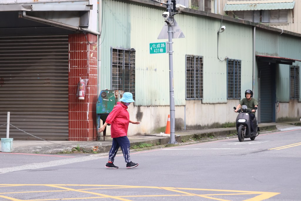 交叉路口新增黃網格線 保護行人安全