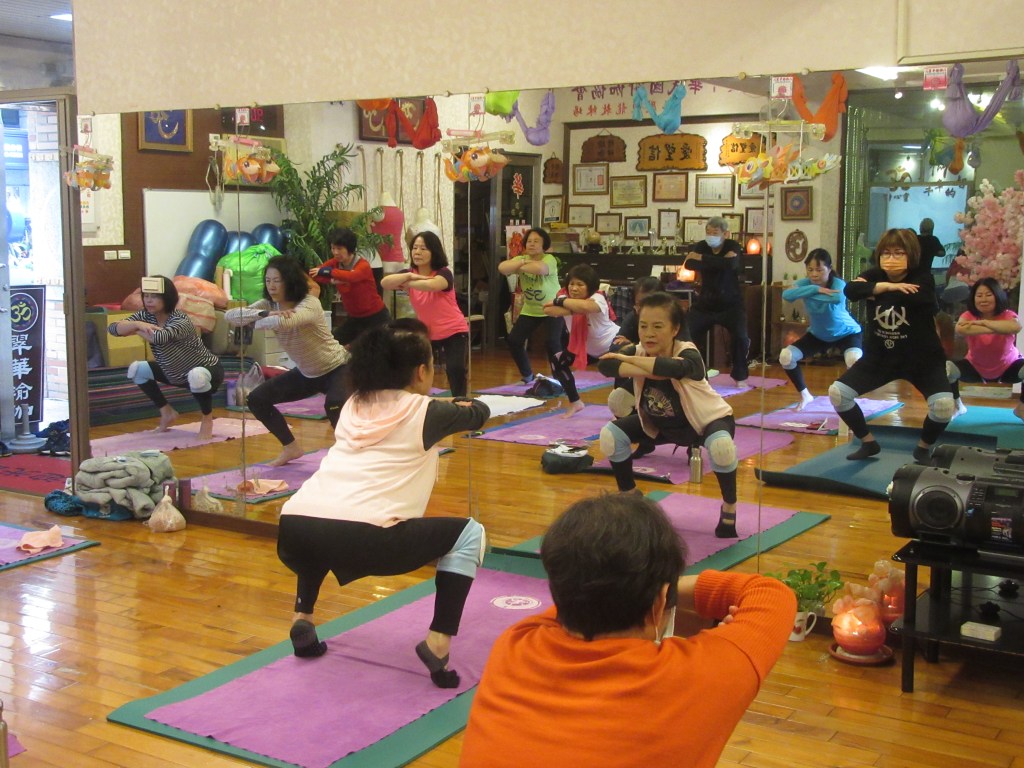 洪翠華教導新莊人「真瑜珈」