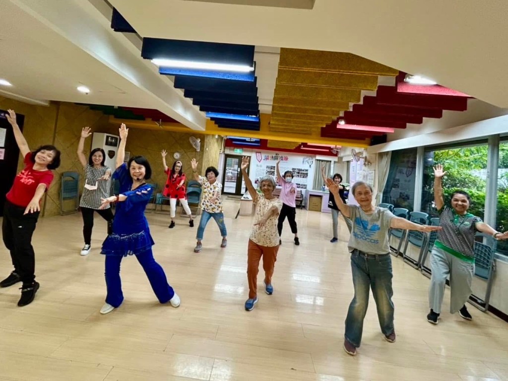 女青年會志工陪伴婦女共學