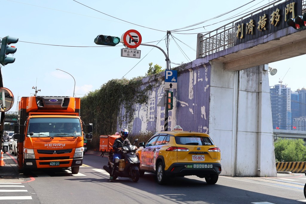 利濟橫移門前左轉違規事故多