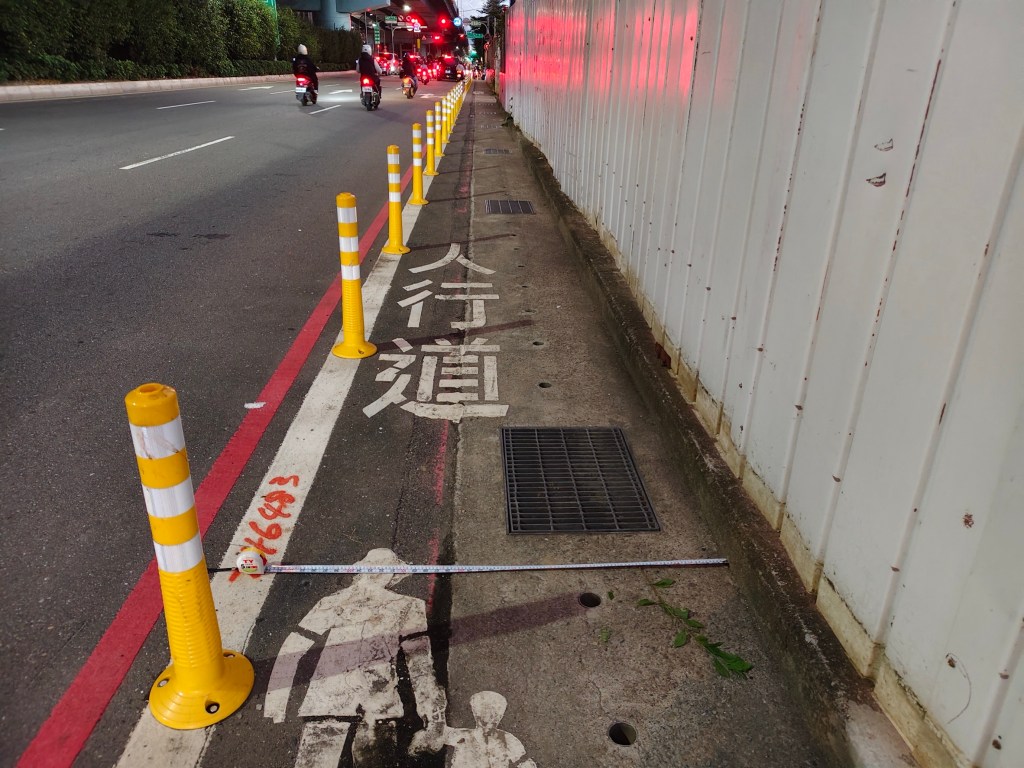 都更圍籬縮窄人行道 影響通行