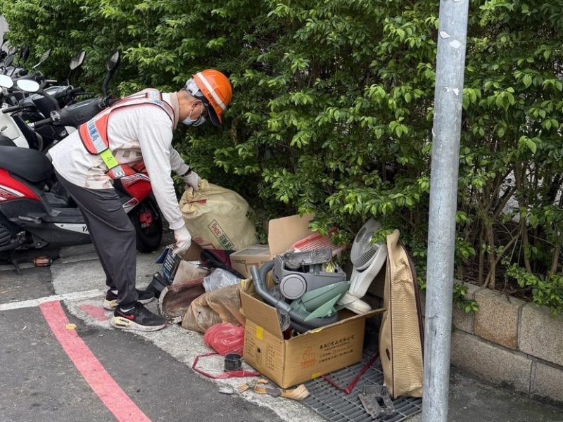 垃圾堆積 清理問題待解