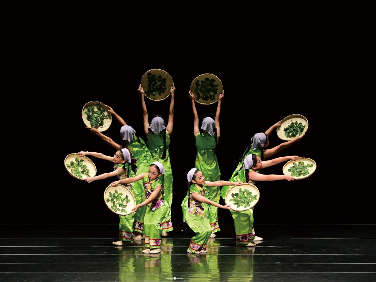 跨越困難 攜手舞出自信步伐