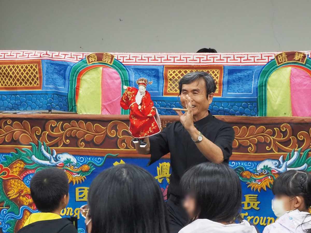 廖昭堂領學童走入布袋戲幕後