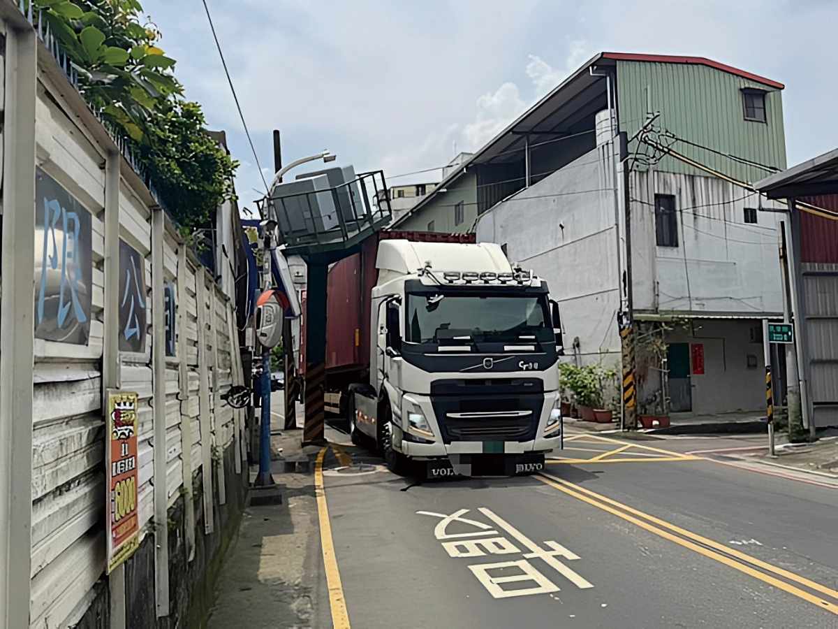 貨車頻撞電箱 路設缺失待解決